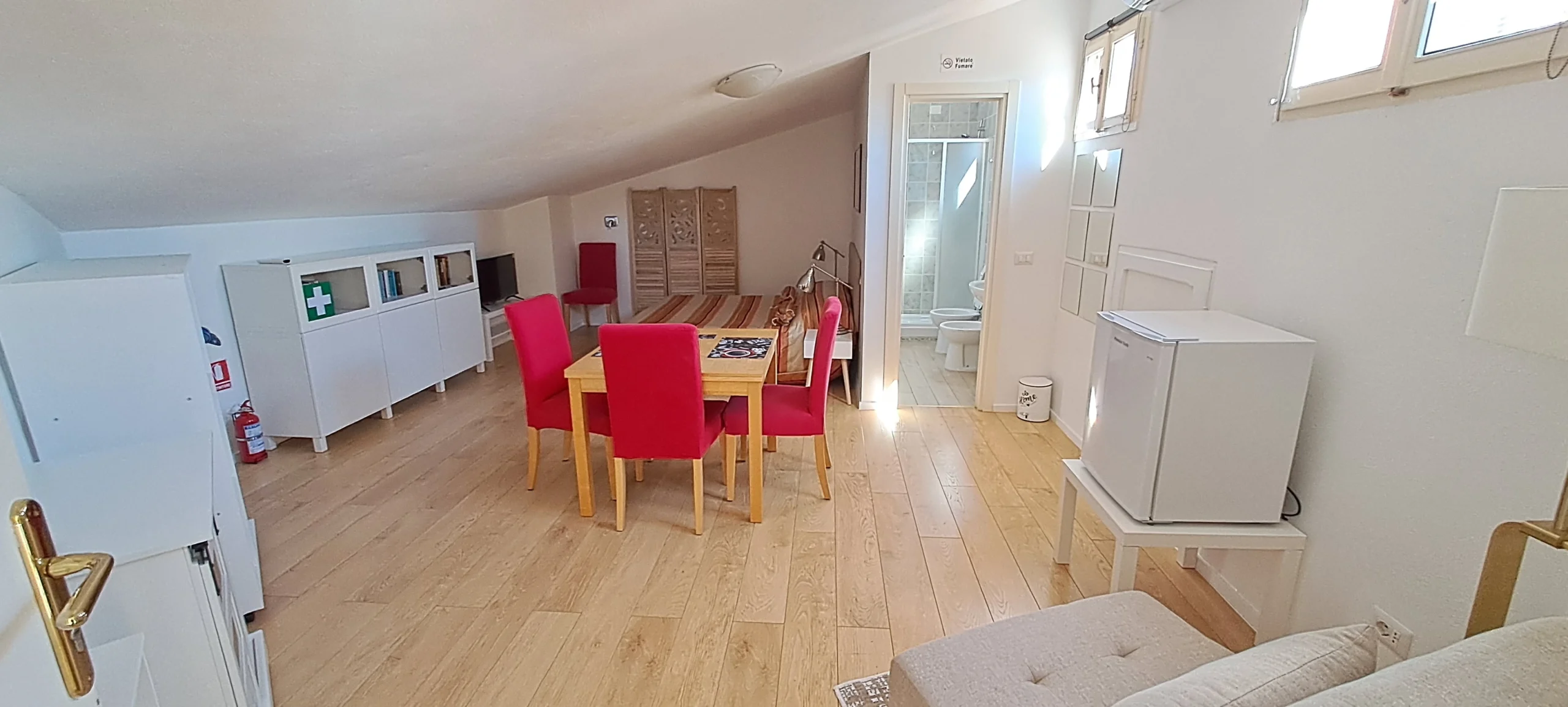 Ingresso alloggio e vista appartamento. Alloggio Foligno vicino Caserma militare e centro. Dormire a Foligno vicino Caserma Gonzaga e al centro