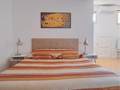 Stanza da letto con comodini e lampade appartamento Foligno Camera da letto con comodini e lampade alloggio Foligno vicino Caserma militare e centro. Dormire in appartamento a Foligno vicino Caserma Gonzaga e al centro