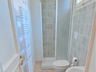 Bagno con riscalda salviette e doccia appartamento Foligno Bagno con riscalda salviette e doccia alloggio Foligno vicino Caserma militare e centro. Dormire in appartamento a Foligno vicino Caserma Gonzaga e al centro