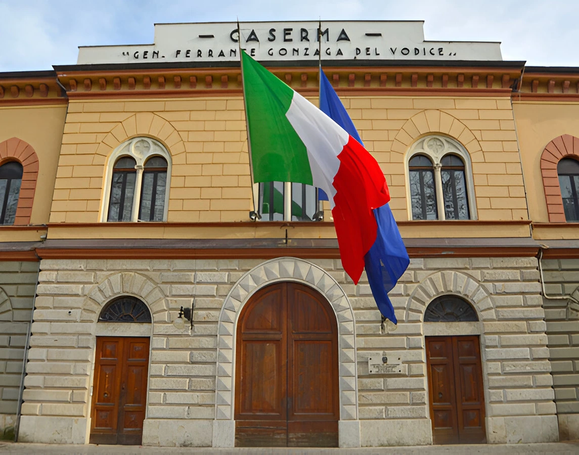 Alloggio Foligno vicino Caserma militare CSRNE Centro Selezione Reclutamento Nazionale Esercito. Dormire a Foligno vicino Caserma Gonzaga e al centro. Concorsi Forze Armate. Check out dopo il concorso