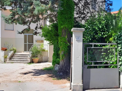 Facciata esterna cortile parcheggio interno gratuito appartamento Foligno Ingresso esterno parcheggio gratuito alloggio Foligno vicino Caserma militare e centro. Dormire in appartamento a Foligno vicino Caserma Gonzaga e al centro