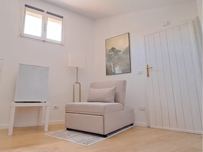 Area relax con poltrona letto lampada e frigo bar appartamento Foligno Area relax con poltrona letto lampada frigo bar appartamento Foligno vicino caserma Gonzaga e centro. Alloggio Foligno vicino Caserma militare e centro